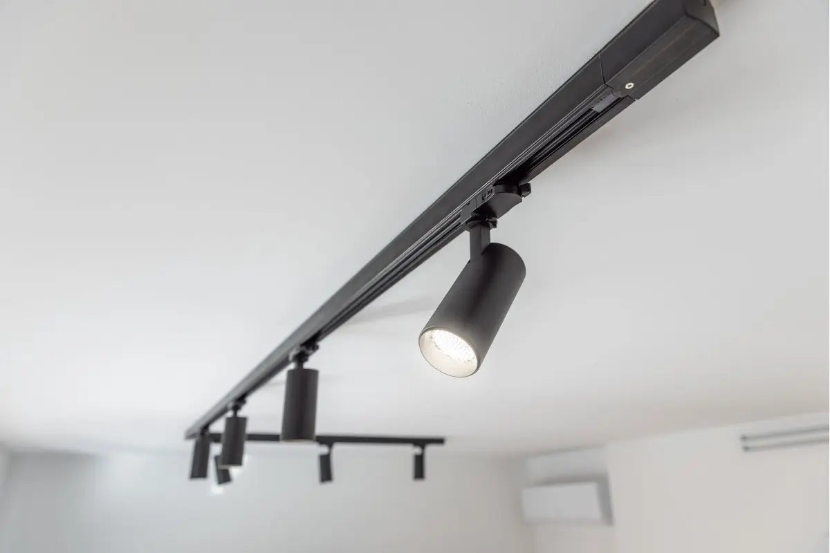 LIMA LED-valaisin 3-vaihekiskoon, musta (GU10 polttimolle) asennettuna kattoon, moderni design.