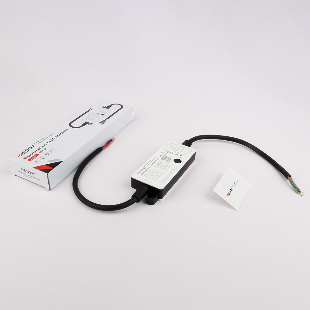 5in1 -vastaanotin kosteudenkestävä LED-ohjain IP66 RGB+CCT, ulkokäyttöön sopiva, tehokas ja edullinen.