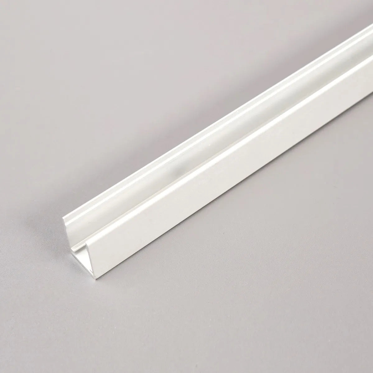 NEON STRIP 1217 alumiiniprofiili 100cm valkoinen ja kapea LED-valonauhalle.