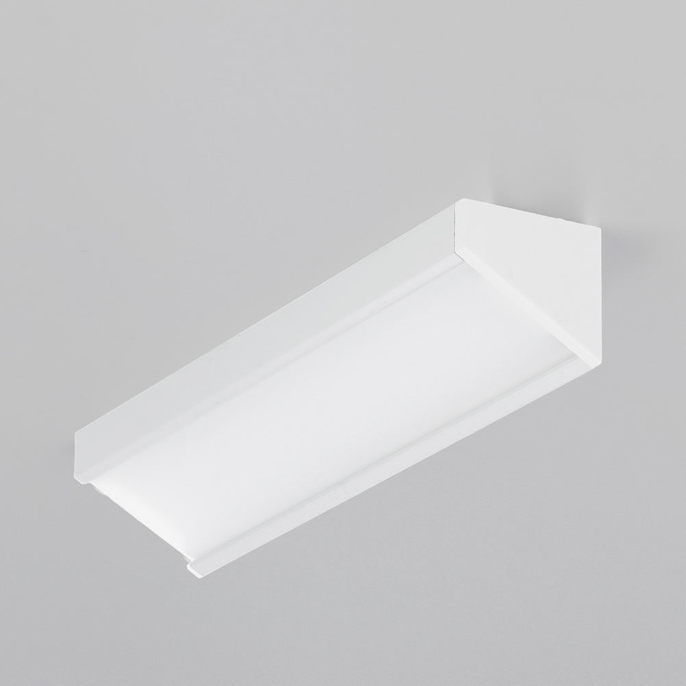 KULMA12 LED-profiili 2m asennettuna valkoiselle seinälle.