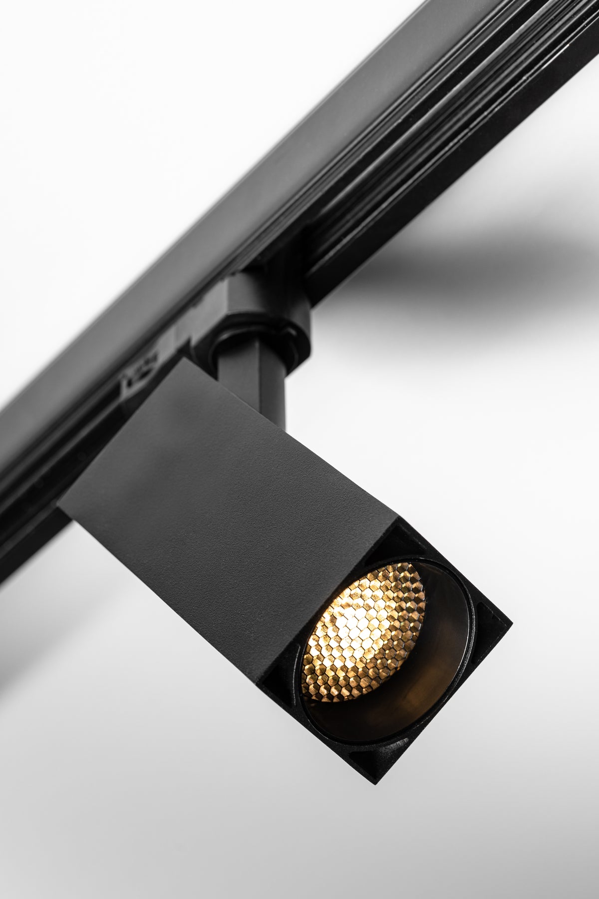 LIMA 2 LED-valaisin 3-vaihekiskoon, musta, lähikuva