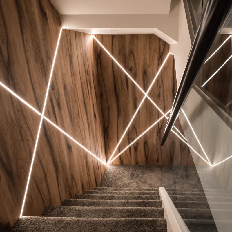 Kosteussuojattu LED-valonauha NEON STRIP 1010 valaisee modernit portaikot tyylikkäällä tavalla.