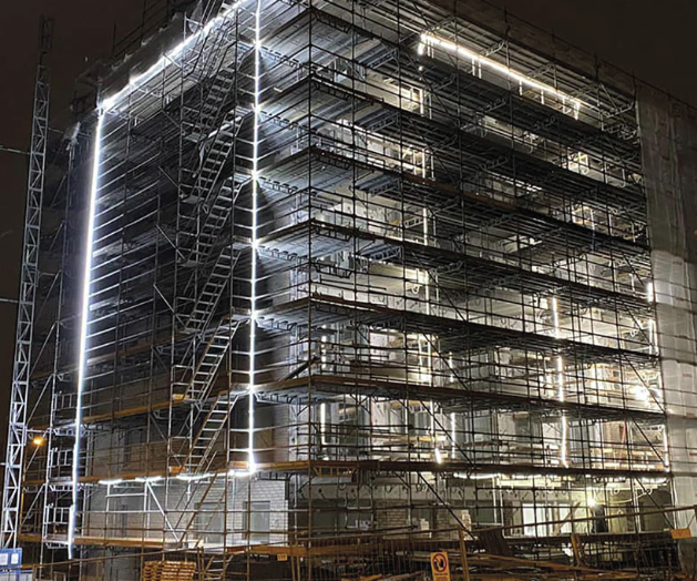 230V LED-nauha IP44 valaisee rakennustyömaata, näkyvissä rakennustelineet ja rakennusprojekti yöaikaan.