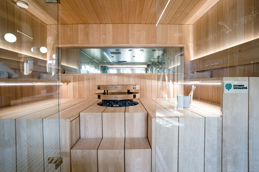 Sisäkuva modernista saunasta, jossa käytetään pisteetön sauna led-valonauha valaistukseen.