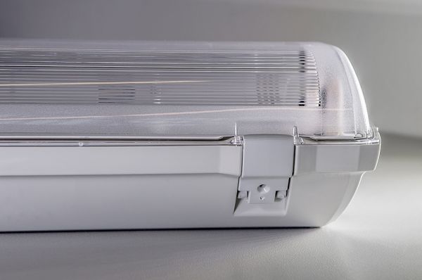 IP66 LED-loisteputkivalaisin, asetettuna pinnalle, valaisimen runko ja suojus näkyvissä.