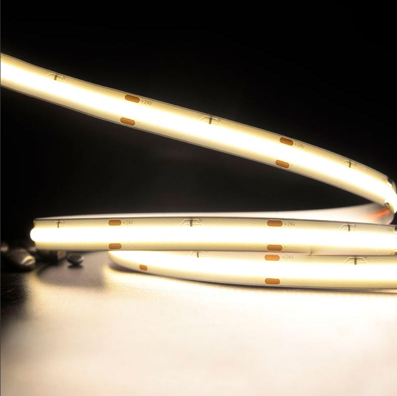 Pisteetön COB LED-valonauha valoa säästävässä ympäristössä, jossa näkyy LED-nauhan tasainen valaistus.