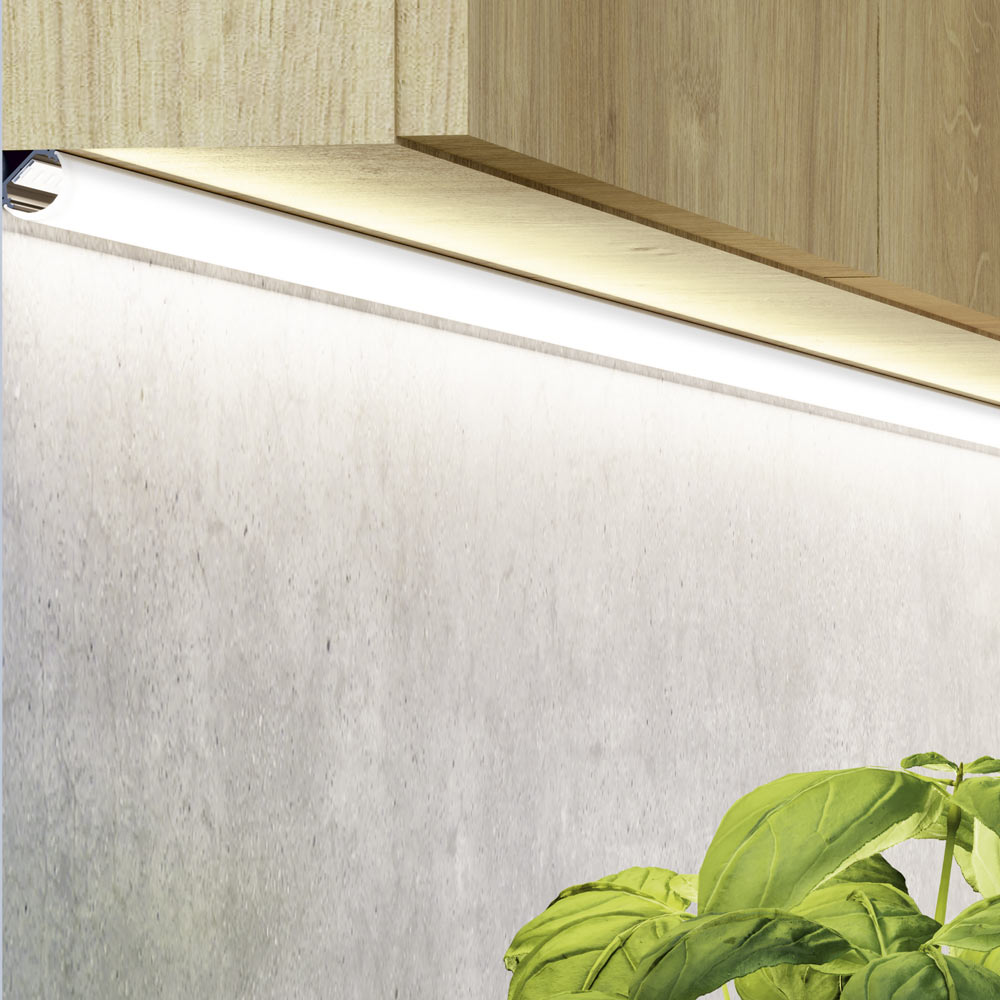KOLMIO LED-profiilisetti 2m asennettuna keittiön yläkaappiin, valoa betoniseinälle ja kasville.