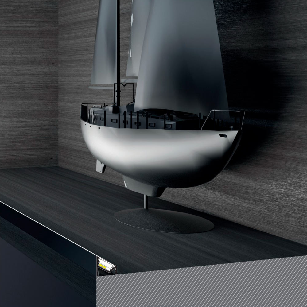 LED-kulmalista 2m asennettuna modernin veneen viereen sisustuksessa.