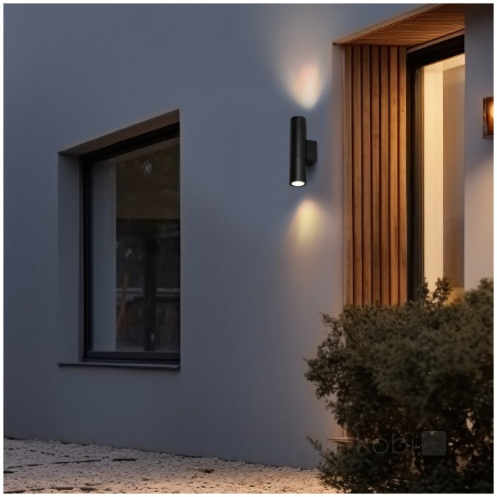 LED-Seinävalaisin QUERK 3 ylös/alas, musta IP54 asennettuna ulko-ovessa modernissa ympäristössä.