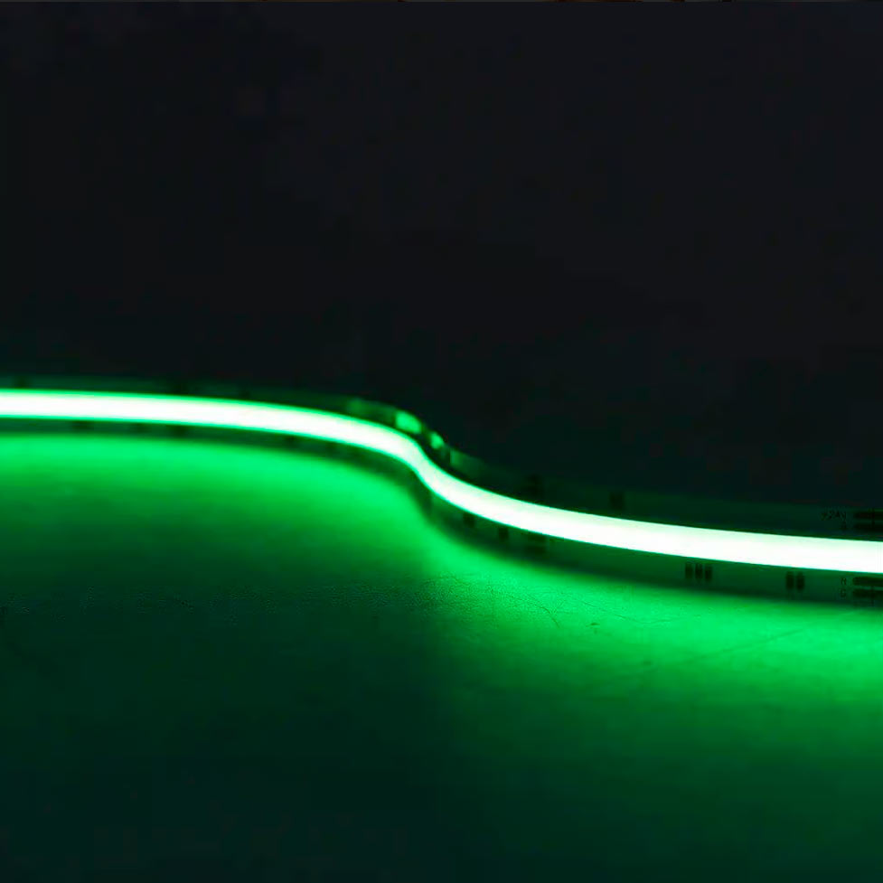 RGB LED-nauha sisäkäyttöön 15W/m vihreänä valaistuna tummalla taustalla.