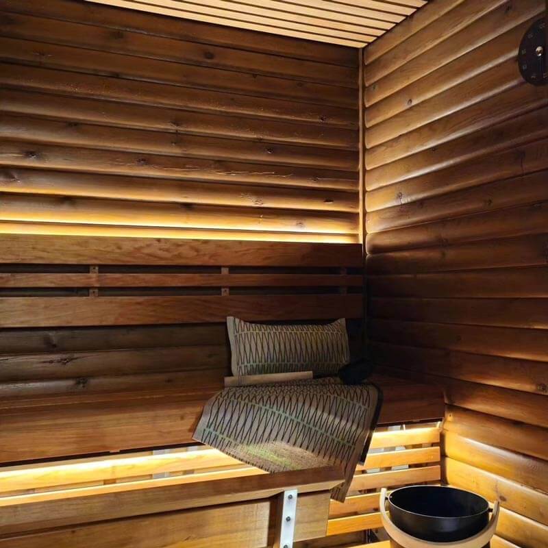 PISTEETÖN SAUNA LED-valonauha valaisee saunan puupinnat tyylikkäästi ja luo tunnelmallisen ympäristön.
