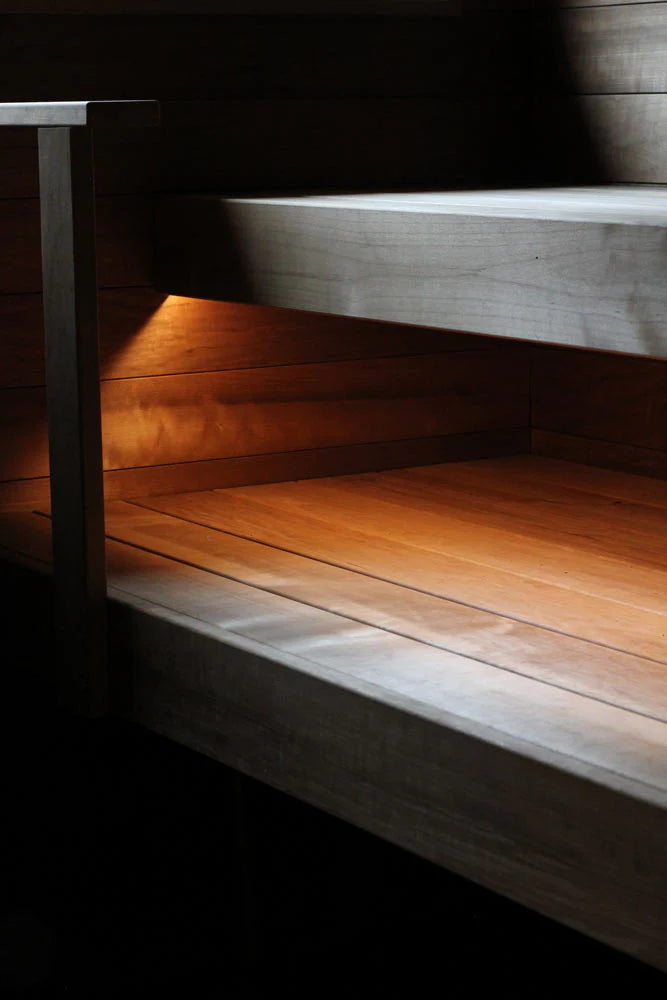pisteetön sauna led-valonauha valaisee saunan lauteita, luoden lämpimän tunnelman.