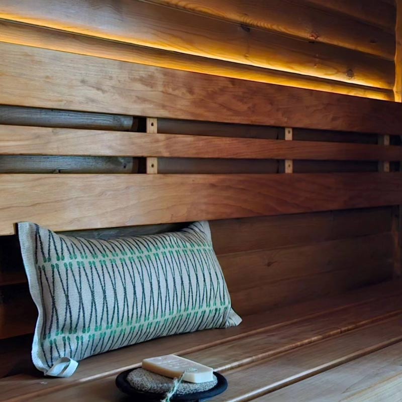 Pisteetön sauna LED-valonauha valaisee saunan lauteita modernisti ja tyylikkäästi.