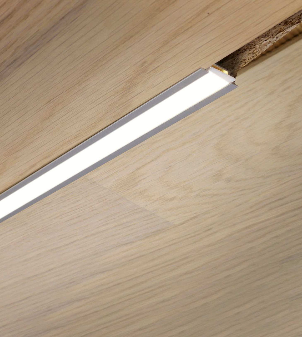 URA10 LED-profiili 2m asennettuna kalusteeseen, valkoinen LED-valo, moderni ja tyylikäs valaistusratkaisu.