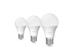 Philips Hue E27 älylamppu, kolme erikokoista valkopintaista lamppua E27-kannalla.