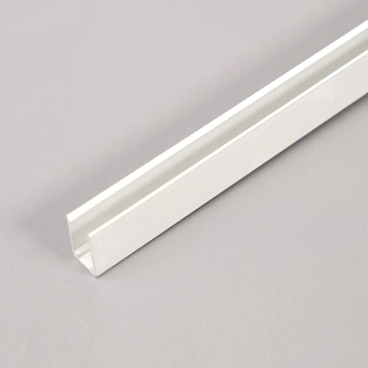 NEON STRIP 0612 alumiiniprofiili LED-valonauhalla 1000mm pitkä, 8mm leveä ja 13,5mm korkea.