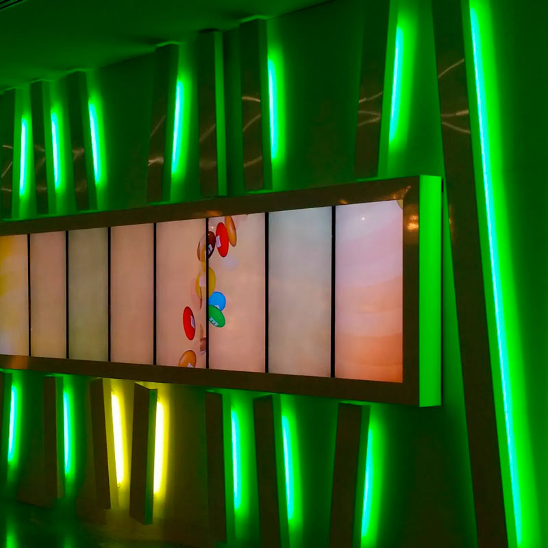 RGBW LED-nauha 16.8W/m 24V valoa säihkeässä seinäelementissä ja värikkäissä muodossa.