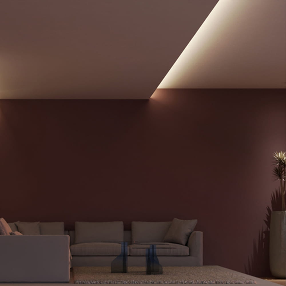 HOHDE12 LED-profiili alaslaskettuun kattoon valaisemassa modernia oleskelutilaa.