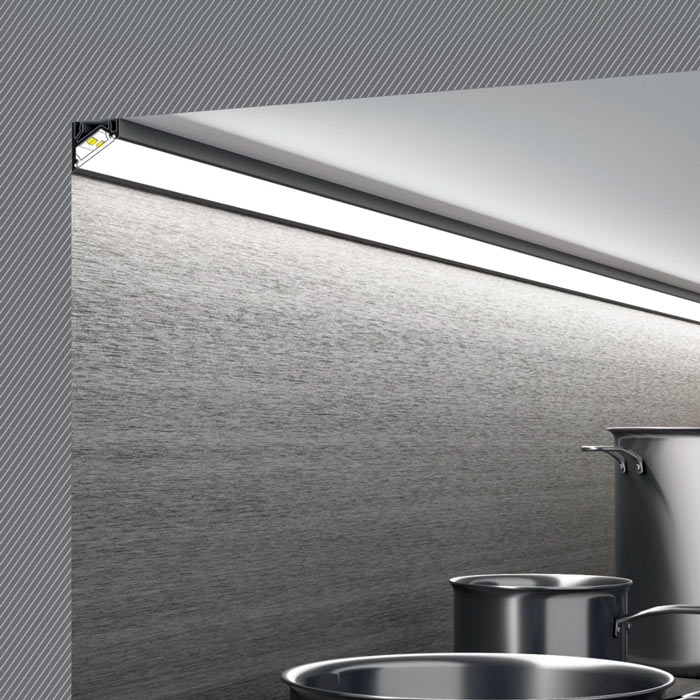 KULMA12 LED-profiili 2m asennettuna moderniin keittiöympäristöön.