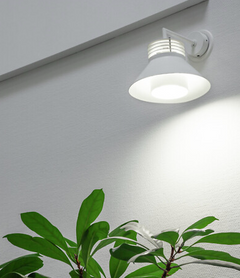 KASVIVALO 6W AIRAM LED PAR16 4000K 400lm GU10 36D illuminating indoor plants with a stylish white design.