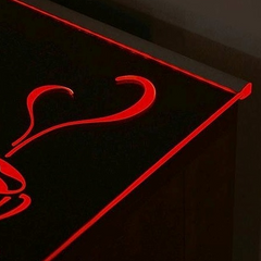 LASI10 LED-profiili lasin reunaan valaisee tyylikkäästi mustaa pintaa punaisella valolla.