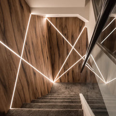 Kosteussuojattu LED-valonauha NEON STRIP 1010 valaisee modernit portaikot tyylikkäällä tavalla.