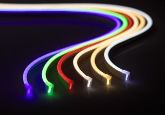 Kosteussuojattu punainen neon LED-valonauha ja muita värejä LED-nauhoista, taustalla tumma pinta.