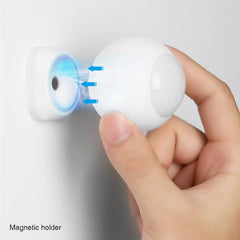 PIR liiketunnistin 2.4G demonstrating magnetic holder installation on wall.