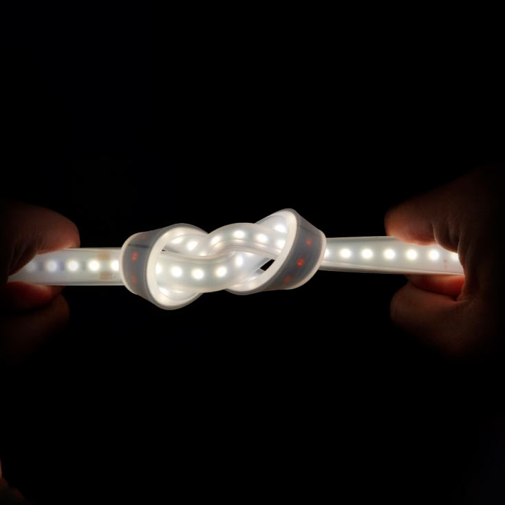 CCT säädettävä LED-nauha 18W/m solmussa, valo kirkastaa ympäristöä tummalla taustalla.