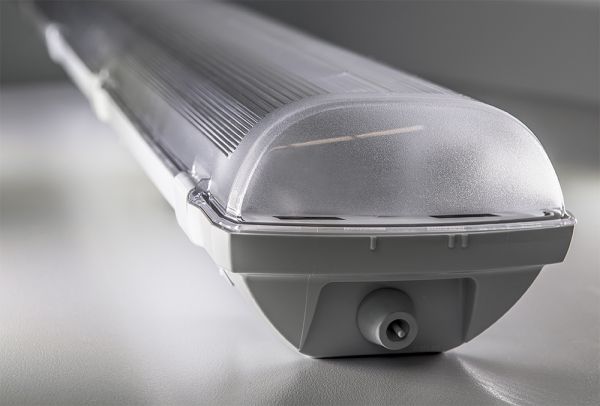 LED-loisteputkivalaisin IP66, läpijohdotettu polykarbonaatti, sopii erilaisiin käyttötarkoituksiin.