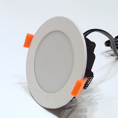 kajo-01-led-valaisin-pöydällä