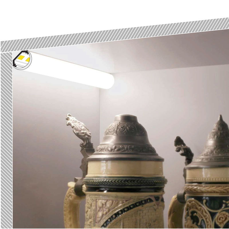 KOLMIO10 LED-profiili 2m asennettuna kaappiin, joka valaisee yksityiskohtia.