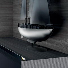 LED-kulmalista 2m asennettuna modernin veneen viereen sisustuksessa.