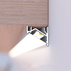 KULMA12 LED-profiili 2m kulmaan asennettuna, valo suuntautuu 30° tai 60°, tyylikäs muotoilu.