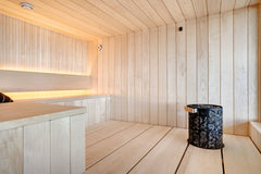 Moderni sauna, jossa on lämmönkestävä pisteetön sauna led-valonauha tunnelmavalaistuksena.