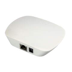 WiFi RF muunnin älypuhelimen ohjaukseen - pieni, valkoinen konvertteri, taustakuvassa.