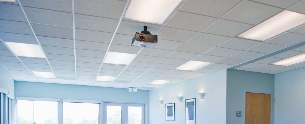 Tyylikäs sisätila LED-paneelilla 40W 3000K, käytössä konferenssitilassa.