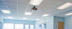 Tyylikäs sisätila LED-paneelilla 40W 3000K, käytössä konferenssitilassa.