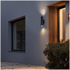 LED-Seinävalaisin QUERK 3 ylös/alas, musta IP54 asennettuna ulko-ovessa modernissa ympäristössä.