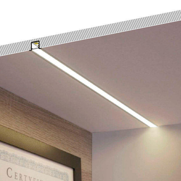 LED-profiili uppoasennukseen asennettuna hienosti katossa, luoden tasaisen ja modernin valaistuksen.