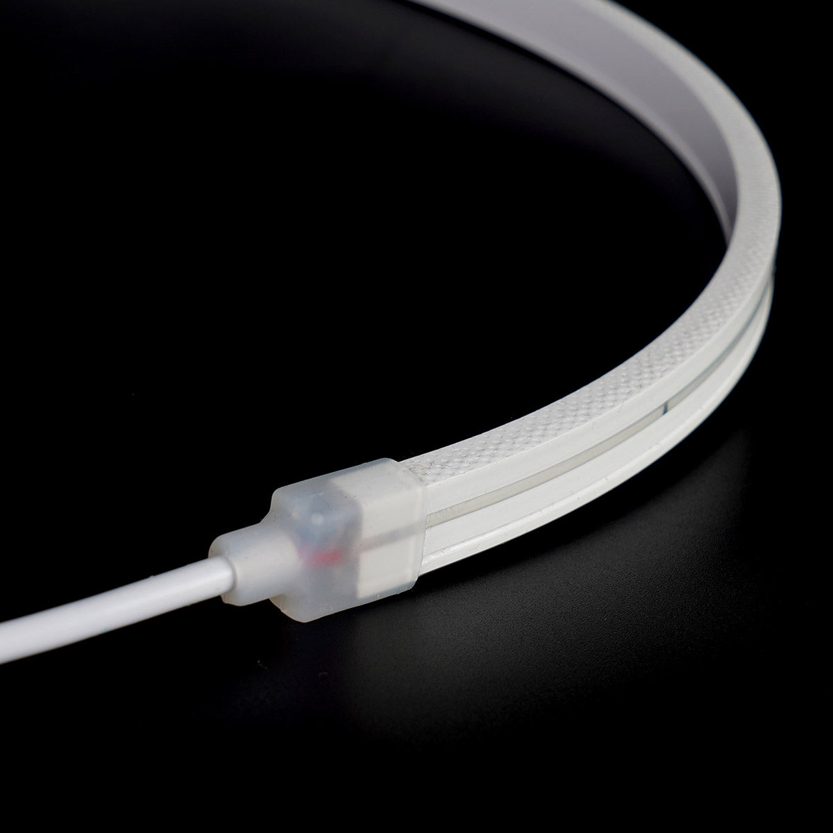 IP65 kosteussuojattu LED-valonauha, 6x12mm muotoilu, sopii kylpyhuoneeseen ja muihin kosteisiin tiloihin.