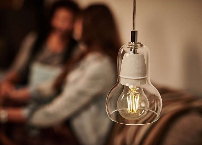 Philips 7.5W E27 LED-lamppu lämmittämässä tunnelmaa, kaunis filamentoituminen valaisimessa.