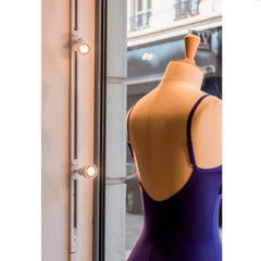 PURI LED-valaisin 1-vaihekiskoon, GU10 LED-valaisin 1-vaihekiskoon sisustuksessa, muotinäyttelyssä.