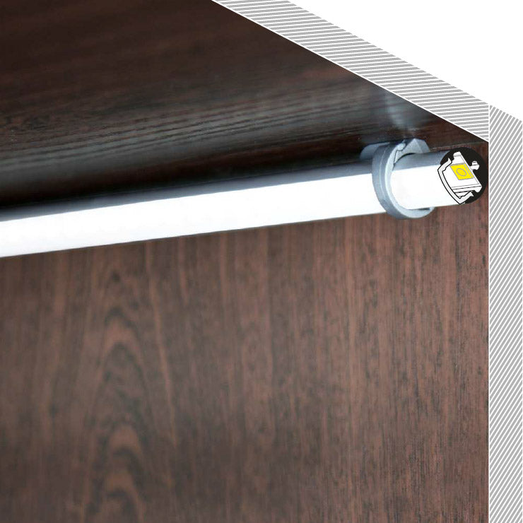 PYÖRÖ8 LED-profiilin kiinnikkeet kiinnitettynä tumman puun pintaan, valaistusratkaisuille.