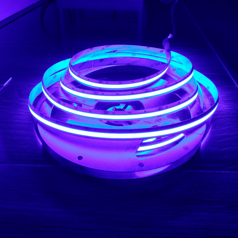RGB+CCT LED-valonauha 18W/m 24V kela, joka näkyy violetilla valolla, näyttää sisäkäyttöön tarkoitetulta valonauhakelalta.