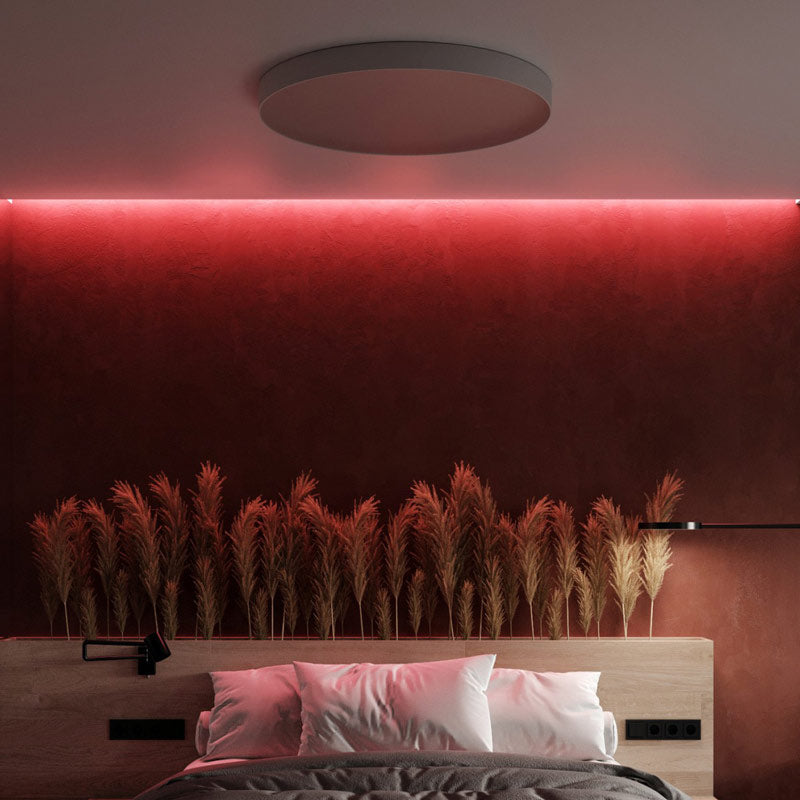 RGBW LED-nauha 16.8W/m 24V valaisee makuuhuonetta punaisena, moderni sisustus.