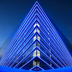 Käytävä, joka on valaistu kosteussuojatulla 20m RGBW neon-valonauhalla, moderni rakennus sinisellä valaistuksella.