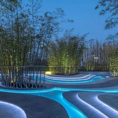 Kosteussuojattu 20m RGBW neon-valonauha valaisee moderneja ulkotiloja bambu-ympäristössä.