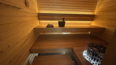 Pisteetön sauna LED-valonauha valaisee modernia saunaa, jossa puupinnat ja löylykiulu.
