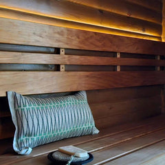 Pisteetön sauna LED-valonauha valaisee saunan lauteita modernisti ja tyylikkäästi.